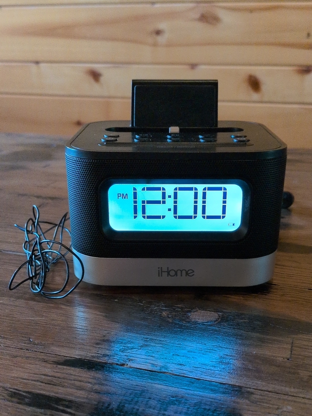 iHome iPL8BN Stereo FM Clock Radio with Lightning Dock for iPhone. Excellent!